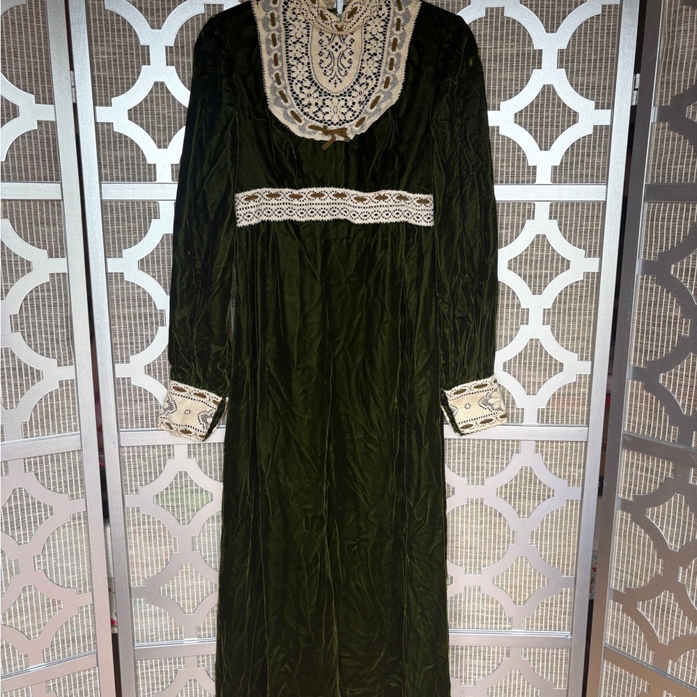 Vintage-Inspired Long Sleeve Dress with Embroidery